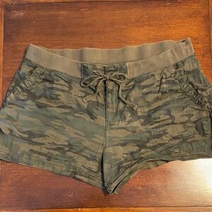 a.n.a Camo Green Women's Cargo Shorts Size 14